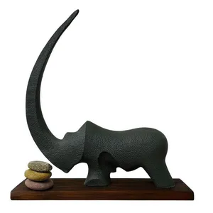 مجسمه مدل کرگدن و سنگ رودخانه ای