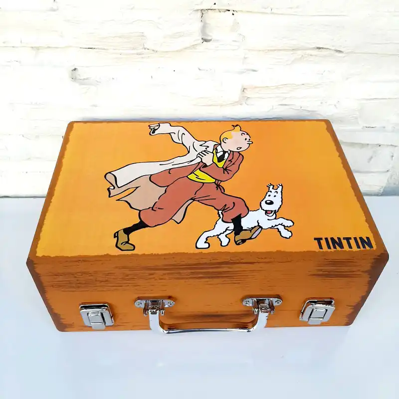 جعبه هدیه چوبی مدل چمدان طرح تن تن کد WS40