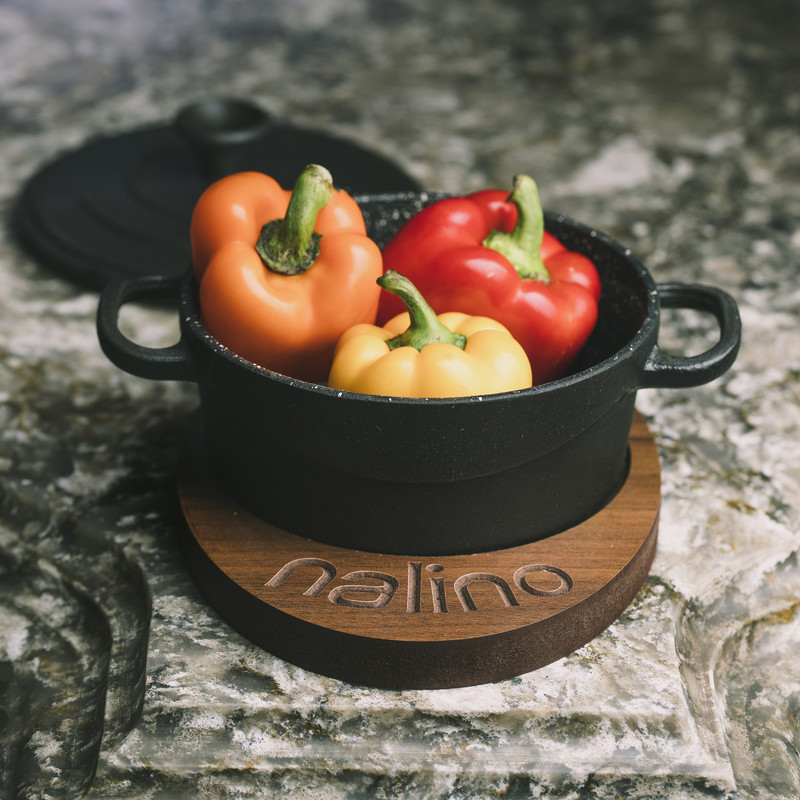 قابلمه چدن نالینو با زیره چوبی مدل Feleti سایز 14 به همراه استند چوبی