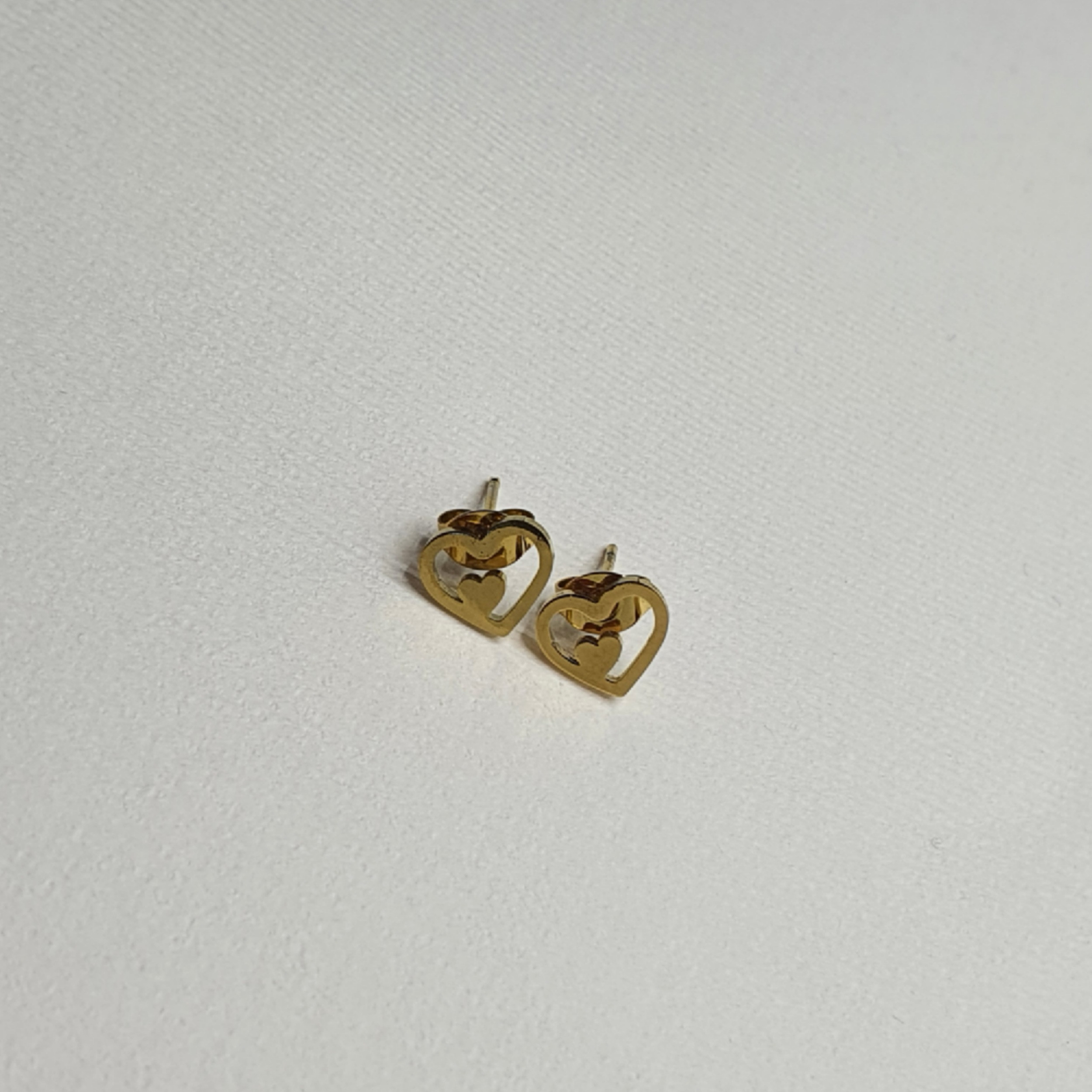 گوشواره دخترانه مدل میخی طرح دو قلب گوشواره دخترانه مدل میخی طرح دو قلب