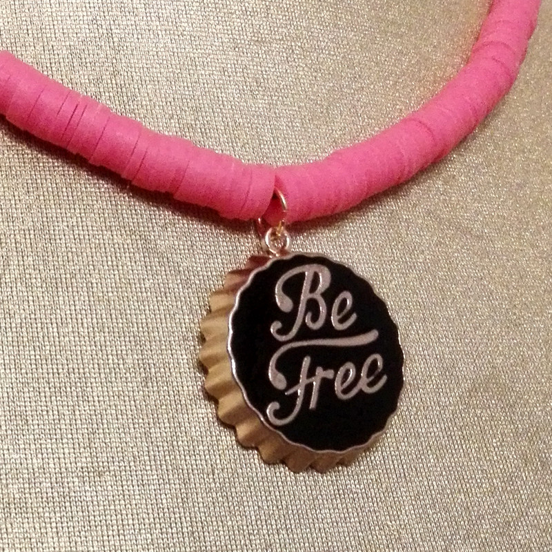 گردنبند دخترانه مدل فیمو طرح Be Free