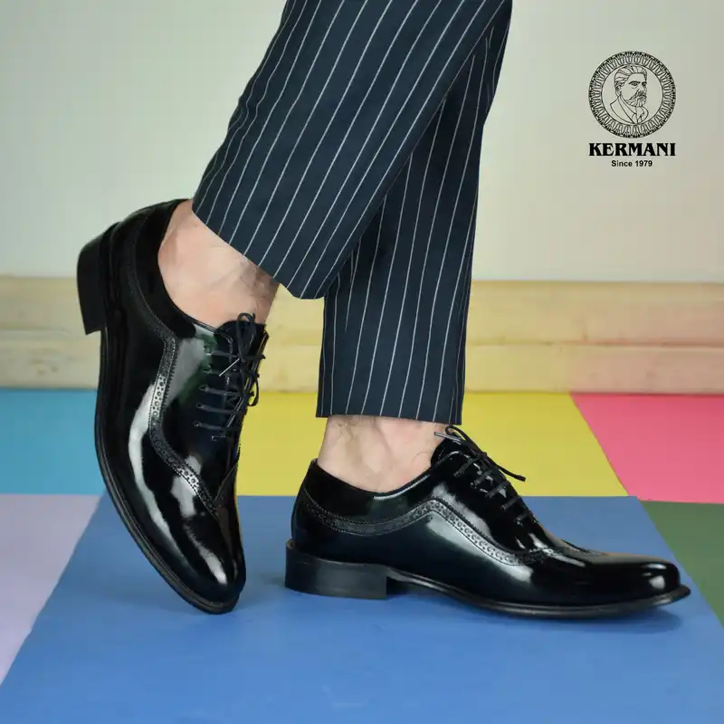 کفش مردانه کرمانی مدل تمام چرم طبیعی ورنی دستدوز کد 1072 رنگ مشکی