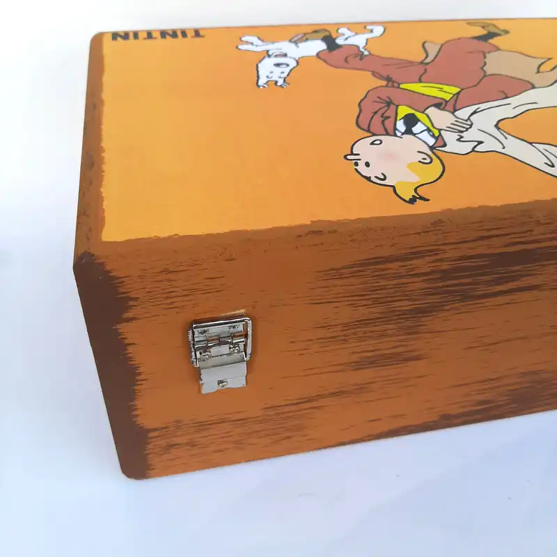 جعبه هدیه چوبی مدل چمدان طرح تن تن کد WS40