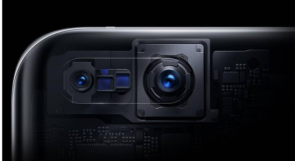 هوآوی در این مدل هم مانند Mate 30 Pro از یک دوربین چهارگانه استفاده کرده است. لنزهای دوربین به همراه فلش در یک باکس مشکی رنگ قرار گرفته‌اند که با کمی برآمدگی همراه شده است.