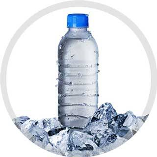 Холодная минеральная вода. Бутылка для воды. Бутылка холодной воды. Бутылка воды на белом фоне. Бутылка для воды прозрачная.