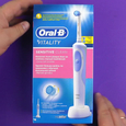 مسواک برقی اورال-بی مدل D12.513S Vitality Sensitive Clean video